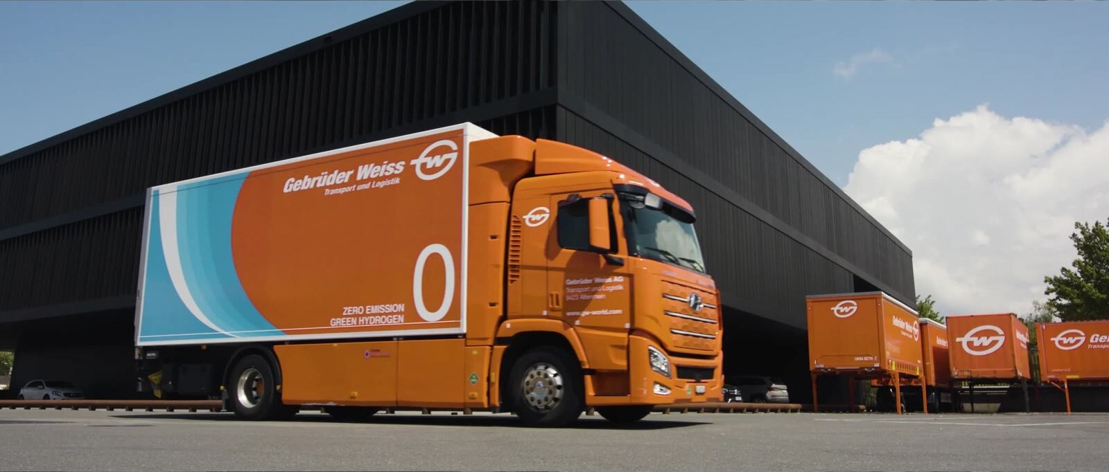 Lkw vor dem Lager